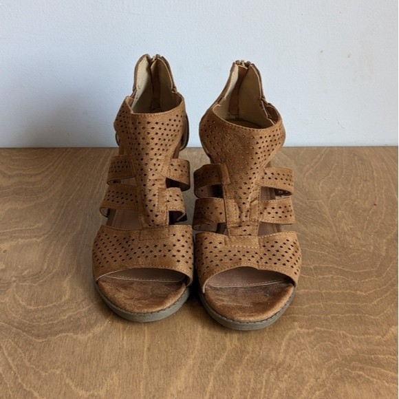 Cloudwalkers by Avenue Brown Faux Suede Stacked Heels Sandals Women's Size 8.5 - Picture 2 of 7